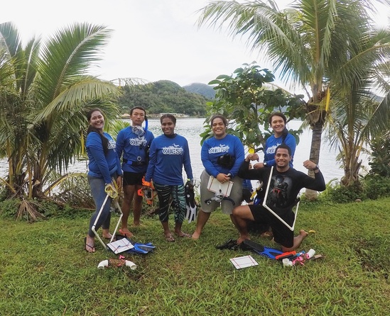QUEST students prepare for coral reef surveys at Faga‘alu. (Photo: Ali Bayless)